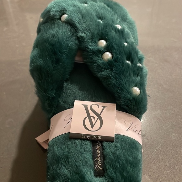 Victoria’s Secret Criss Cross Faux Fur Green and Faux Pearl Slippers NWT - Picture 10 of 11
